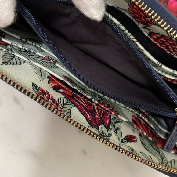 Tory Burch Zip Continental wallet - Sage color - GUC 🎁 - Picture 7 of 12